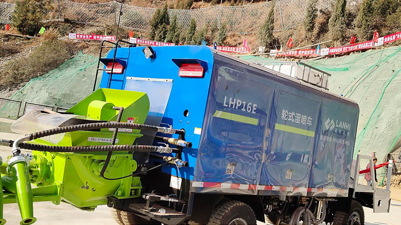 藍(lán)海智裝的LCHP16E車載濕噴車助力瀘石高速硬梁包隧道(圖1)